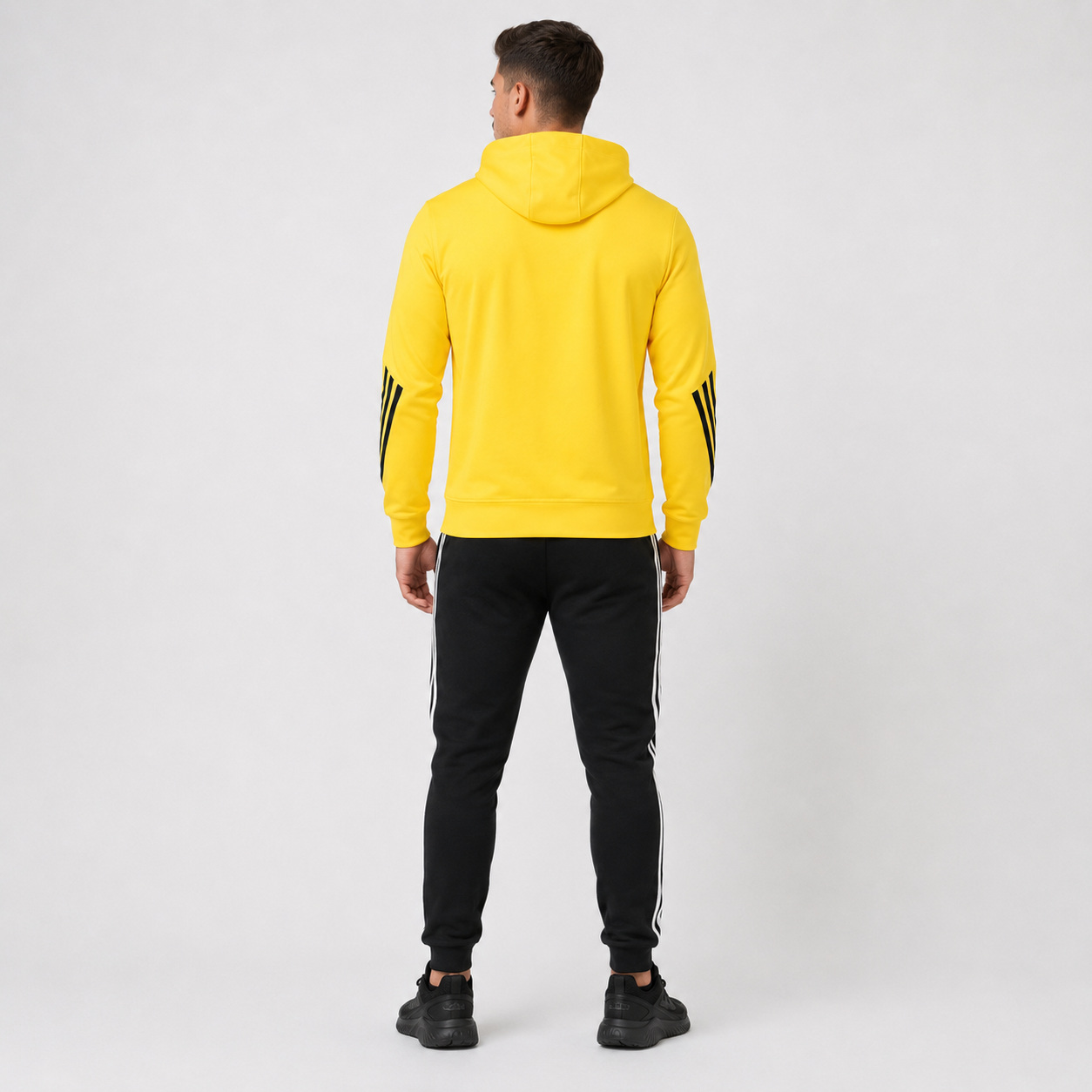 Vista trasera del conjunto TNF amarillo